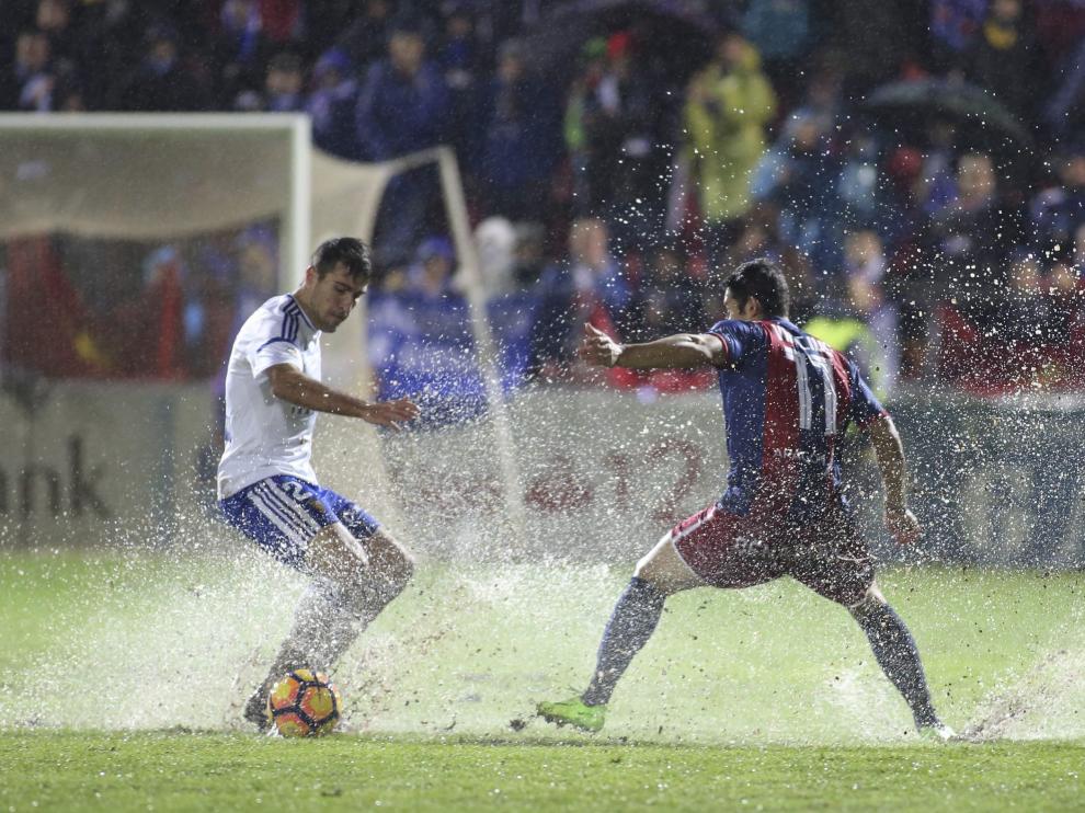 Alberto Zapater y el hoy zaragocista Vinícius pugnan por un balón durante el último derbi entre Huesca y Real Zaragoza en El Alcoraz.