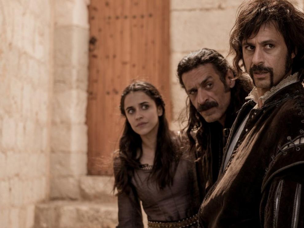El actual trío protagonista de la serie con Macarena García -Lola Mendieta-, Nacho Fresneda - Alonso de Entrerríos- y Hugo Silva -Pacino-.