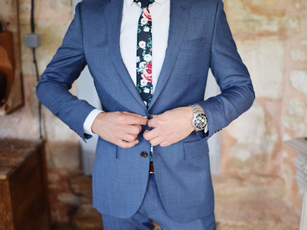El azul es una de las propuestas que los distintos diseñadores de moda nupcial masculina han subido a las pasarelas.