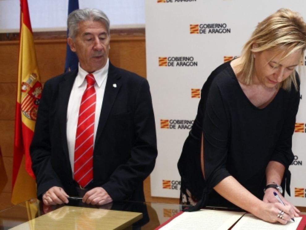 La consejera de Economía, Industria y Empleo, Marta Gastón, firma con los presidentes de CEOE y CEPYME en Aragón, Fernando Callizo y Aurelio López de Hita, sendos convenios de colaboración
