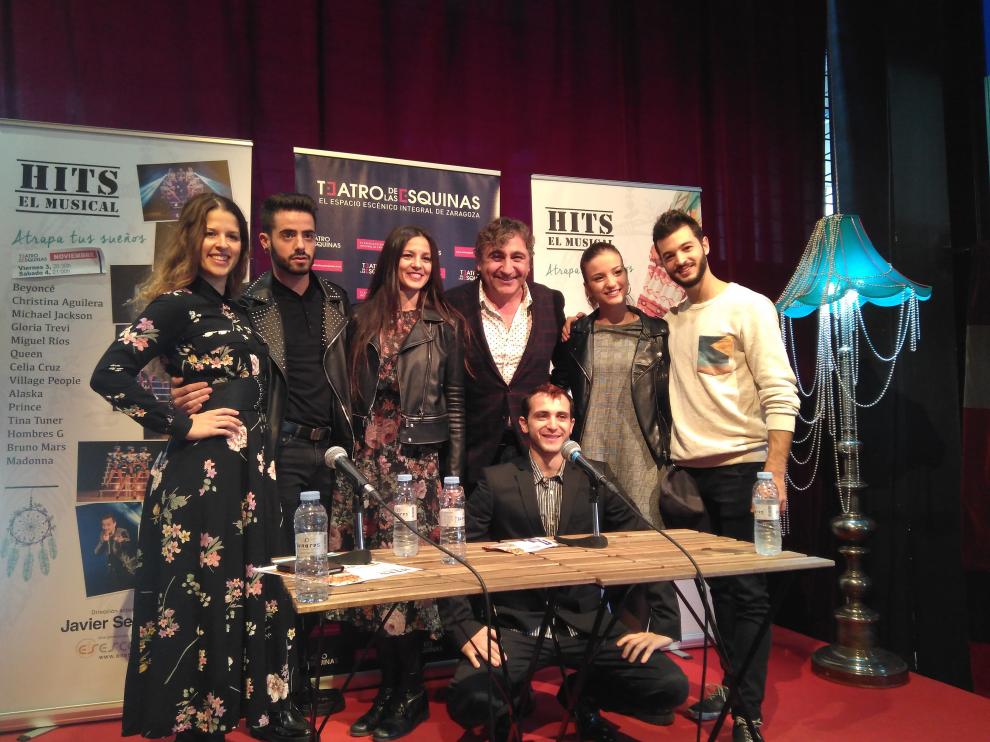 Parte del equipo del musical 'Hits', en la presentación de este lunes en el Teatro de las Esquinas de Zaragoza.