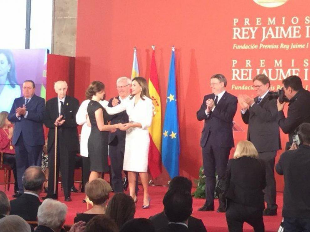 Alicia Asín recibiendo el galardón en manos de la Reina.