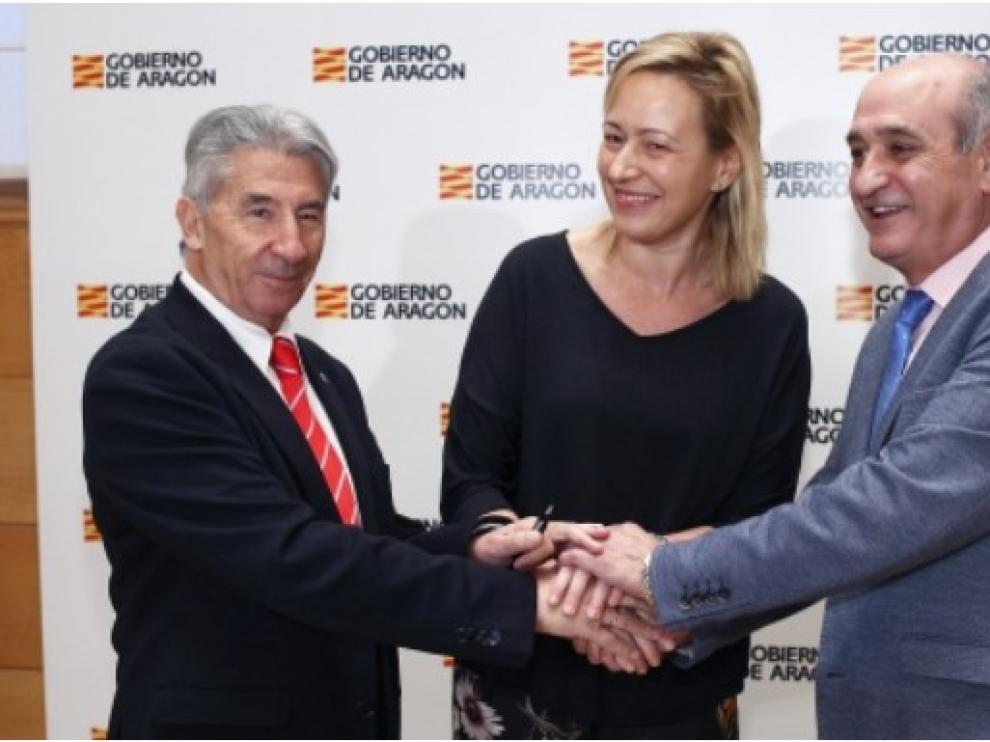 La consejera de Economía Marta Gastón, con los presidentes de CEOE y CEPYME en Aragón, Fernando Callizo y Aurelio López de Hita.