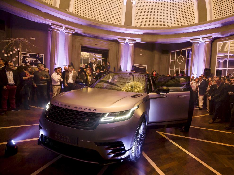 El Range Rover Velar, expuesto en el interior del Gran Hotel de Zaragoza.