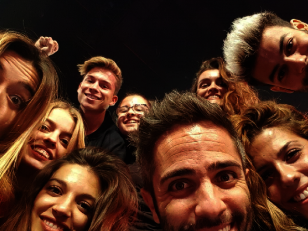 El presentador sevillano junto a algunos de los concursantes.