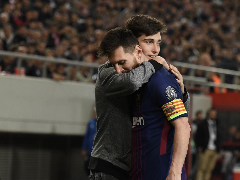 Un fan abrazó a Messi cuando se disponía a sacar un córner
