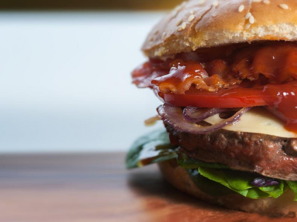 Internet discute sobre dónde se coloca el queso en una hamburguesa