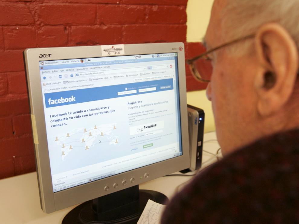 Un curso de internet para mayores en el Centro Cívico Salvador Allende.