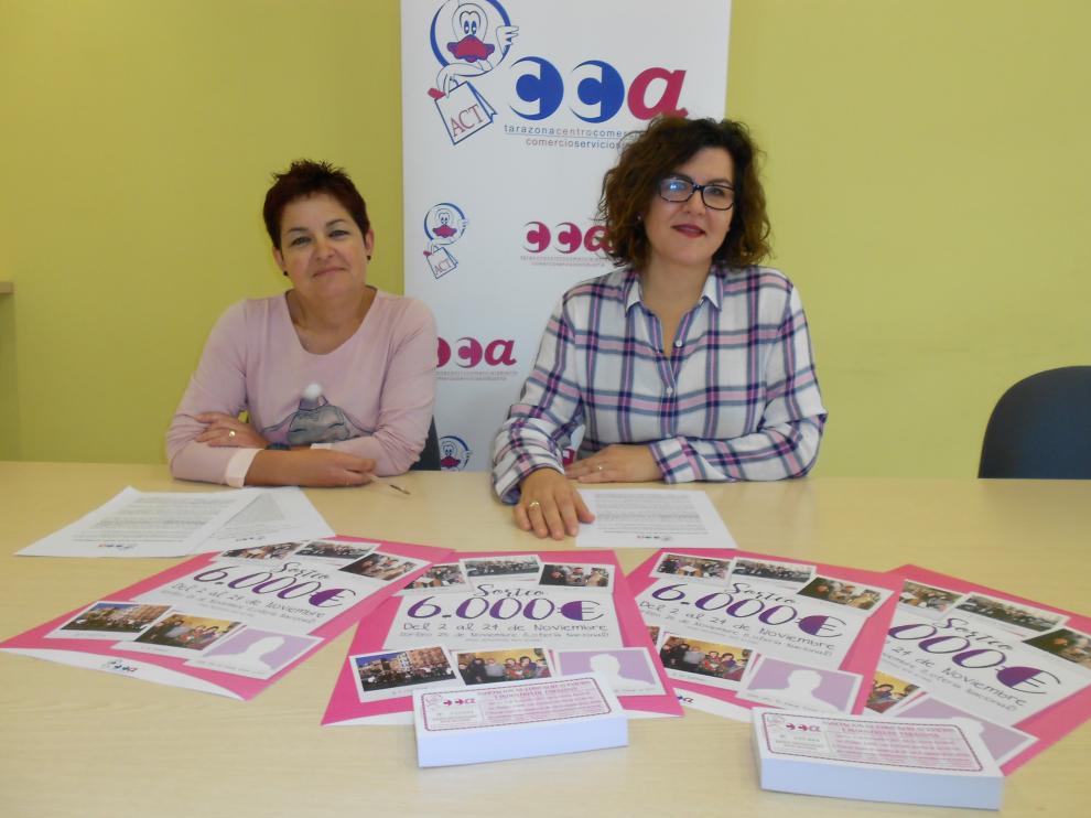 La gerente y la presidenta de la ACT durante la presentación del sorteo.