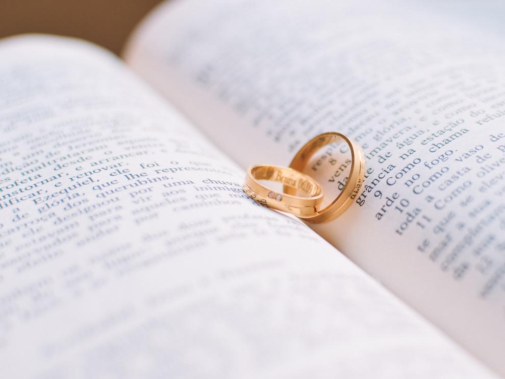 El intercambio de anillos suele estar presente tanto en las bodas civiles como en las religiosas