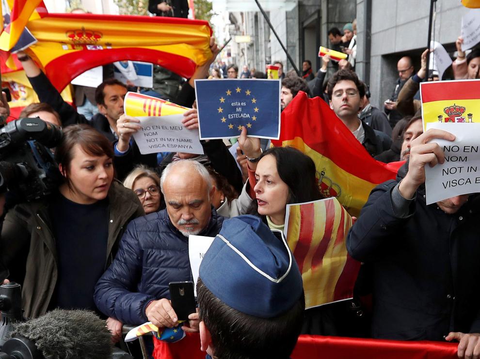 Un centenar de personas despiden a Puigdemont en Bruselas al grito de "Viva España y visca Cataluña".