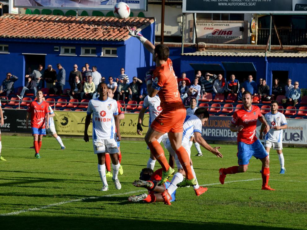 Nelson Ballarín, portero del Binéfar, realiza un despeje en el encuentro con el Teruel.