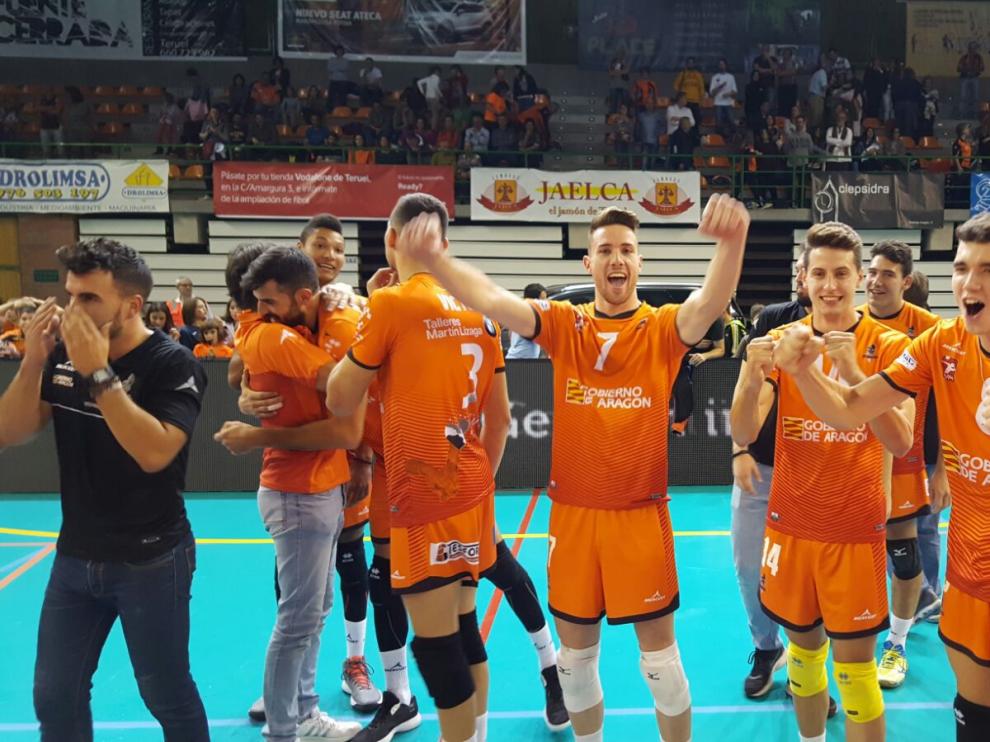 Los jugadores del CV Teruel celebran la victoria
