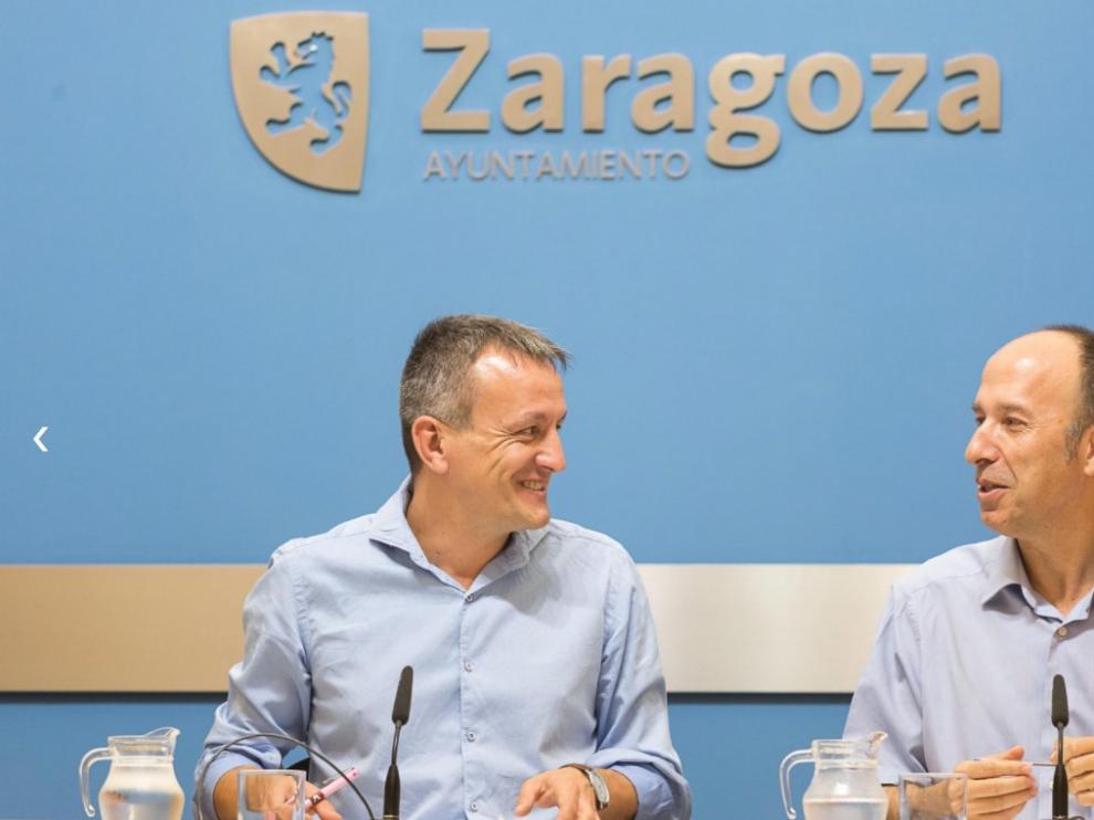 Fernando Rivarés y Carmelo Asensio, en la presentación de la Ofizina de la Lengua Aragonesa.