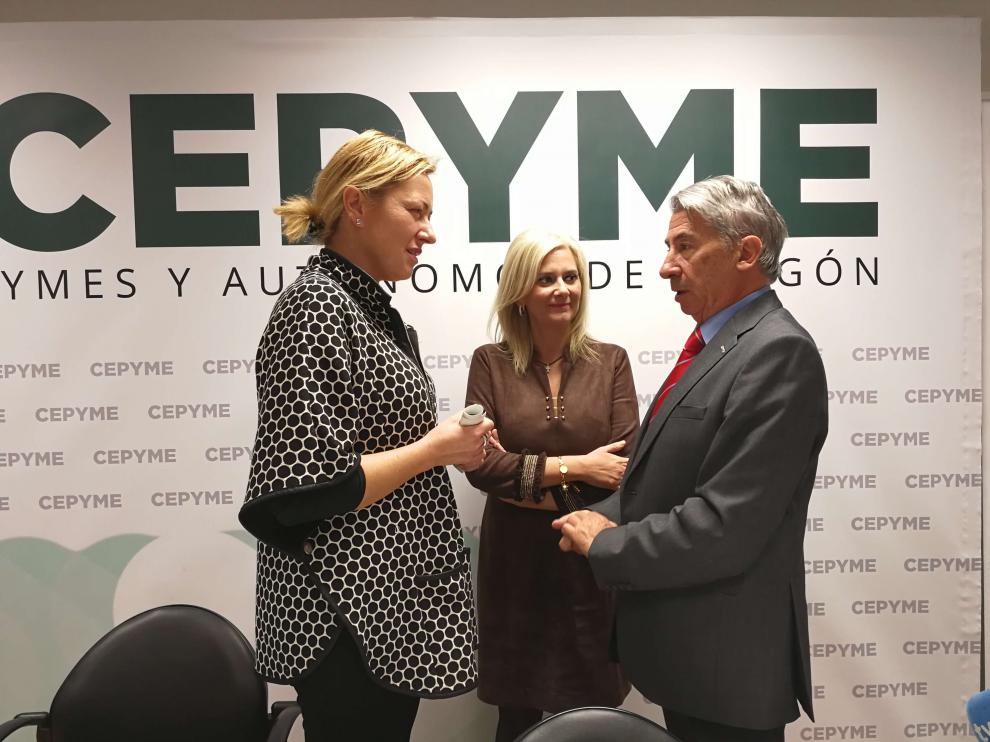 Marta Gastón, consejera de Economía, Industria y Empleo; Mayte Mazuelas, presidenta de ATA Aragón y Aurelio López de Hita, presidente de Cepyme Aragón.