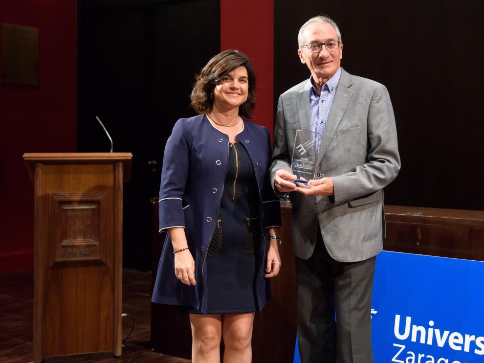 Paloma de Yarza entrega el premio a José Luis Ansó.