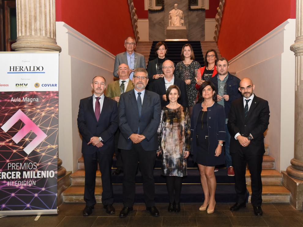 Divulgación, innovación e investigación, los tres ejes de los galardones. En primera fila, Fernando Beltrán, José Antonio Mayoral, Pilar Perla, Paloma de Yarza López-Madrazo y Carlos Núñez. Detrás, de izquierda a derecha, Antonio Molina, Conrado Rillo y Pablo Murillo. En última fila, José Luis Ansó, Pilar Molina, Lara Pancorbo (en representación de Rosa Monge) y María Villarroya.