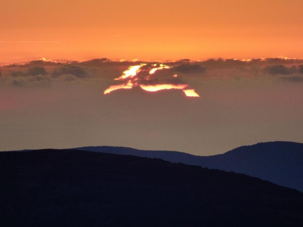 La silueta del Puig Major mallorquín, delante del disco solar, inmortalizada desde el Puntal del Tamborero, en el Maestrazgo turolense.