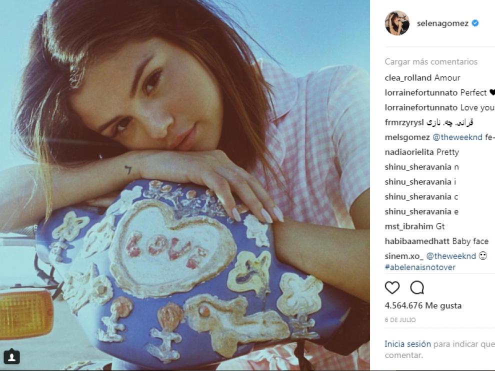 Selena posa así de romántica en su perfil.