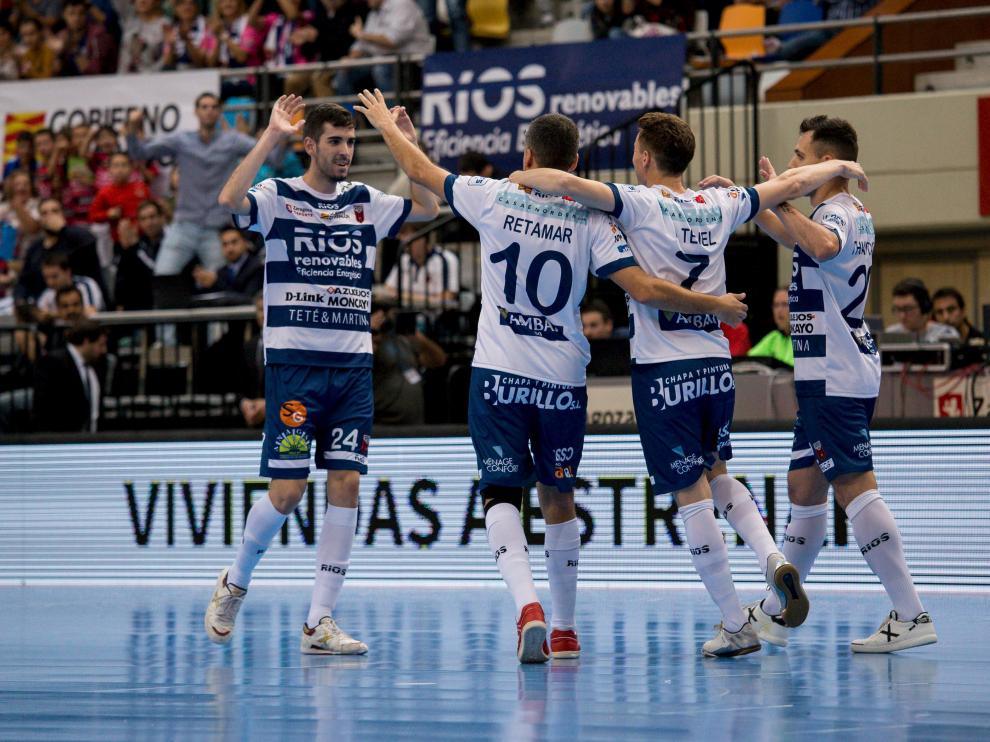 Los jugadores del Ríos Renovables celebran uno de los tantos anotados ante el Peñíscola.