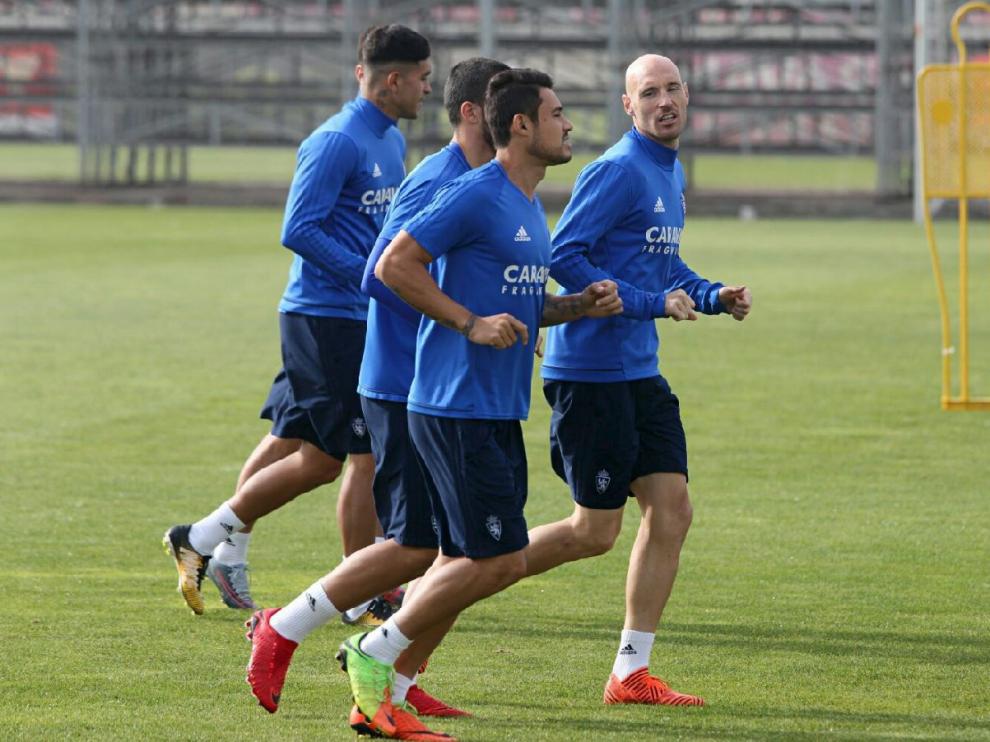 Vinícius, en primer término, se entrena con el grupo en la mañana de este sábado en la Ciudad Deportiva del Real Zaragoza.