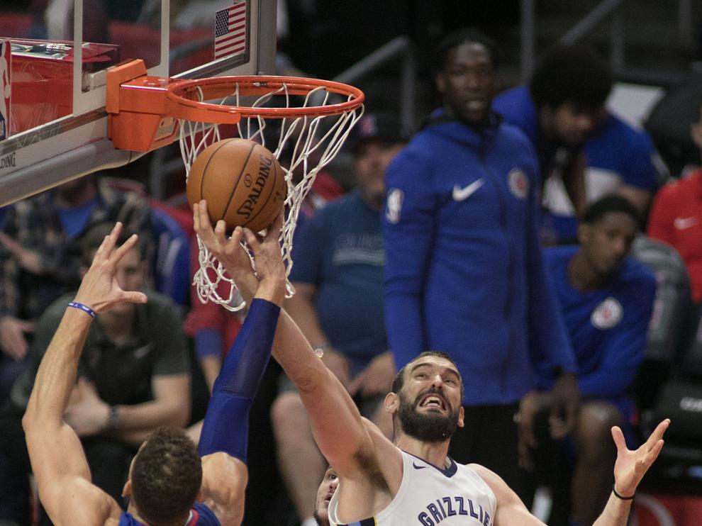 El pívot español Marc Gasol, de los Grizzlies de Memphis, disputa el balón con Blake Griffin.