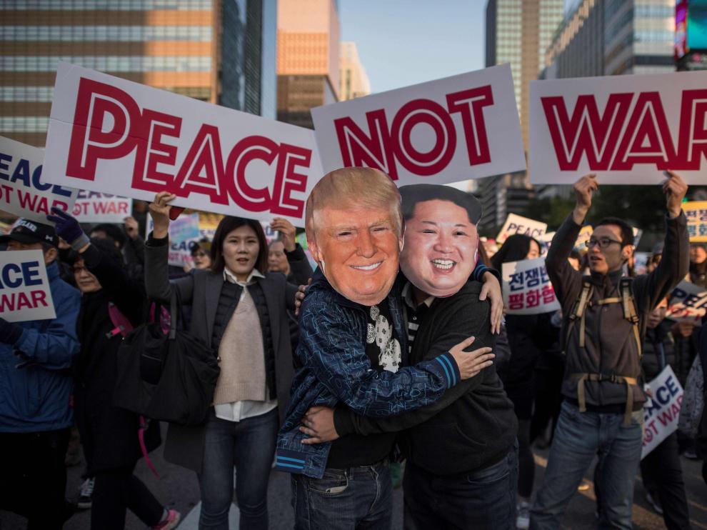 Imagen de una concentración pacífica en Seul, con motivo de la gira asiática del presidente estadounidense Donald Trump.