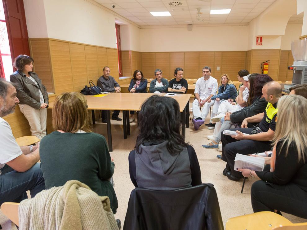 Reunión informativa en el albergue, en una imagen de archivo.