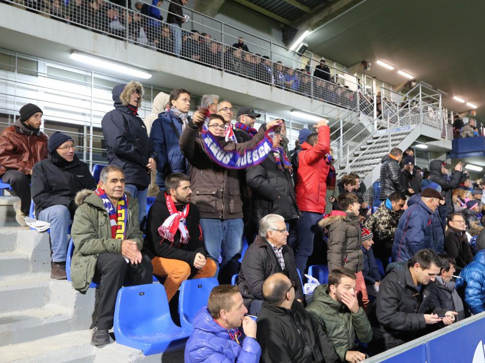 Aficionados del Huesca en las gradas de El Alcoraz.