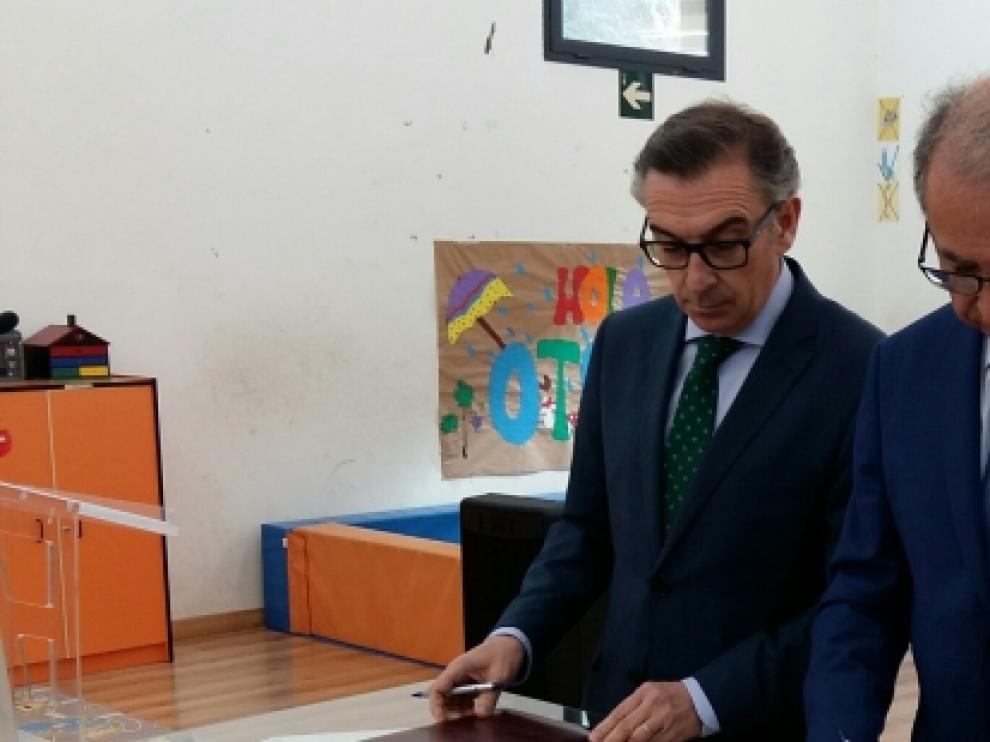 El alcalde de Tarazona, Luis María Beamonte, y el consejero de Hacienda y Administración Pública del Gobierno de Aragón, Fernando Gimeno, en la firma de ayer en la ludoteca.