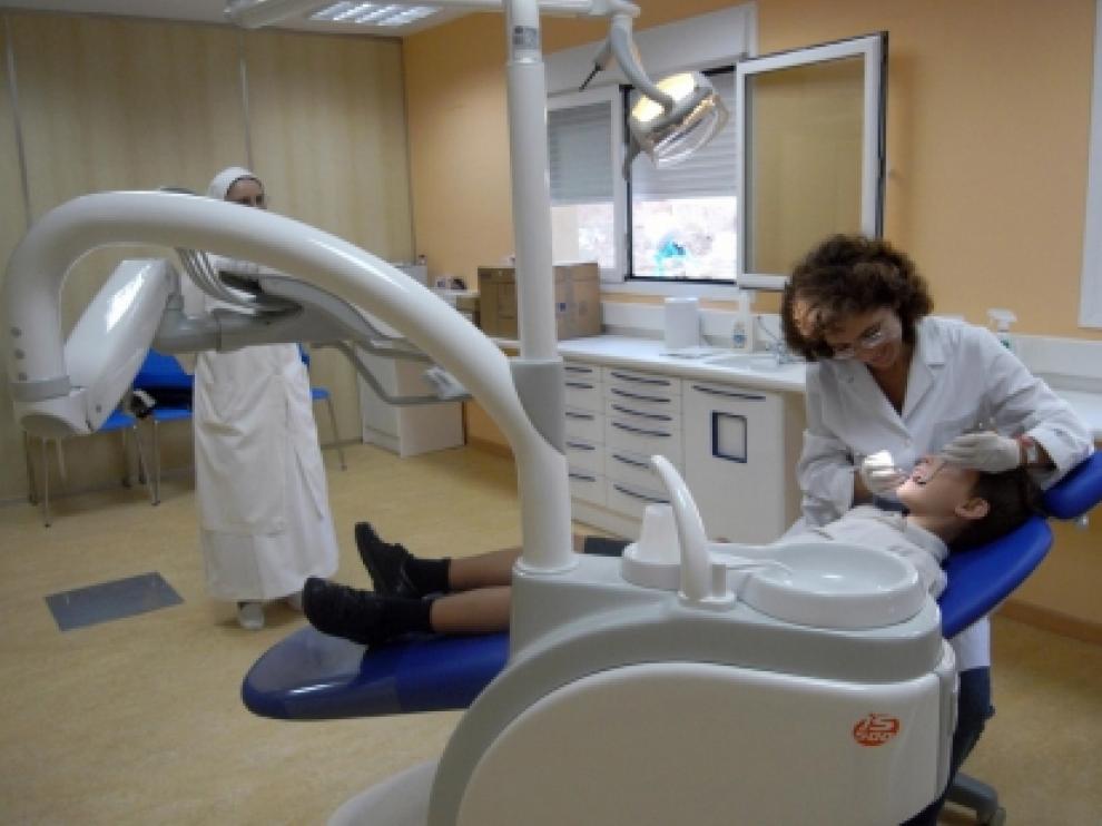 Un dentista atendiendo a un niño, en una foto de archivo.