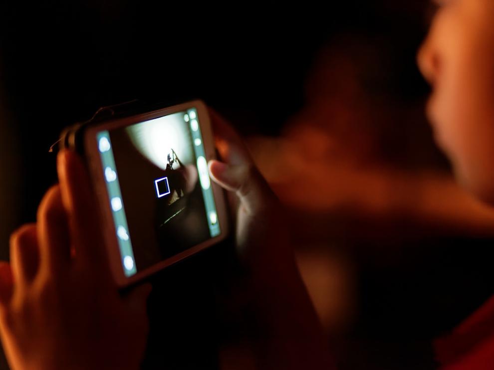Los jóvenes utilizan el móvil todo el tiempo y no duermen al lado del aparato porque lo usen como despertador, sino también porque es su entretenimiento antes de dormir.