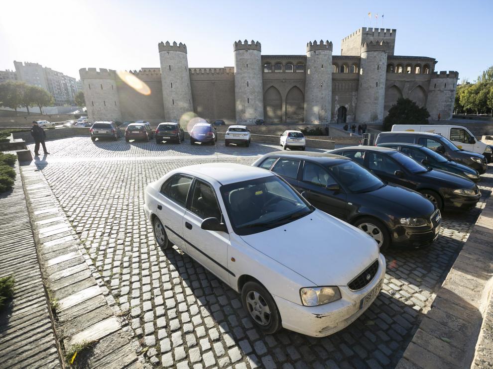 El Ayuntamiento prohíbe que los coches aparquen en la Aljafería desde diciembre.