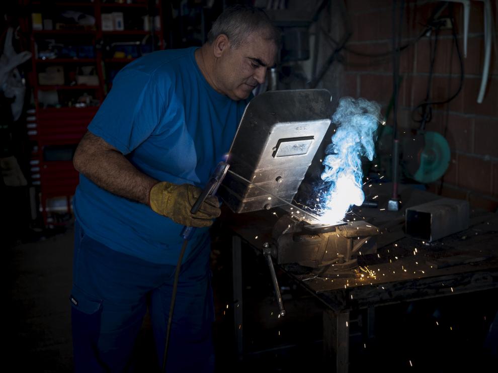 El herrero Miguel Ángel López, en su taller de Lagata.