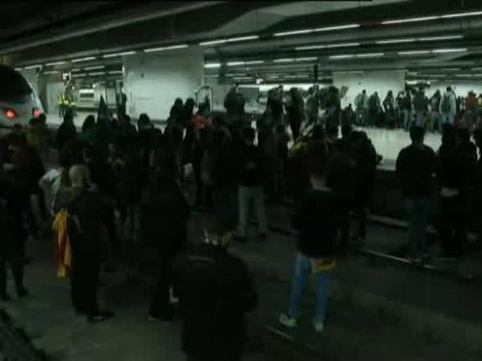 Un grupo de manifestantes cortan las vías del AVE en Barcelona Sants