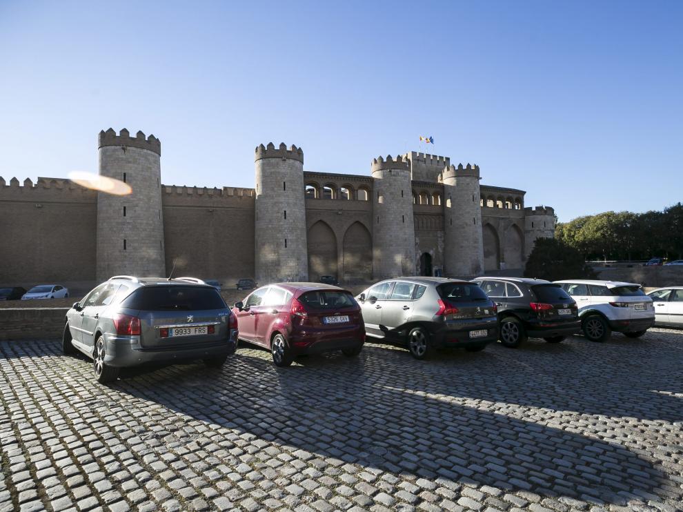 Habitualmente hay entre 70 y 80 coches de media aparcados junto al palacio.