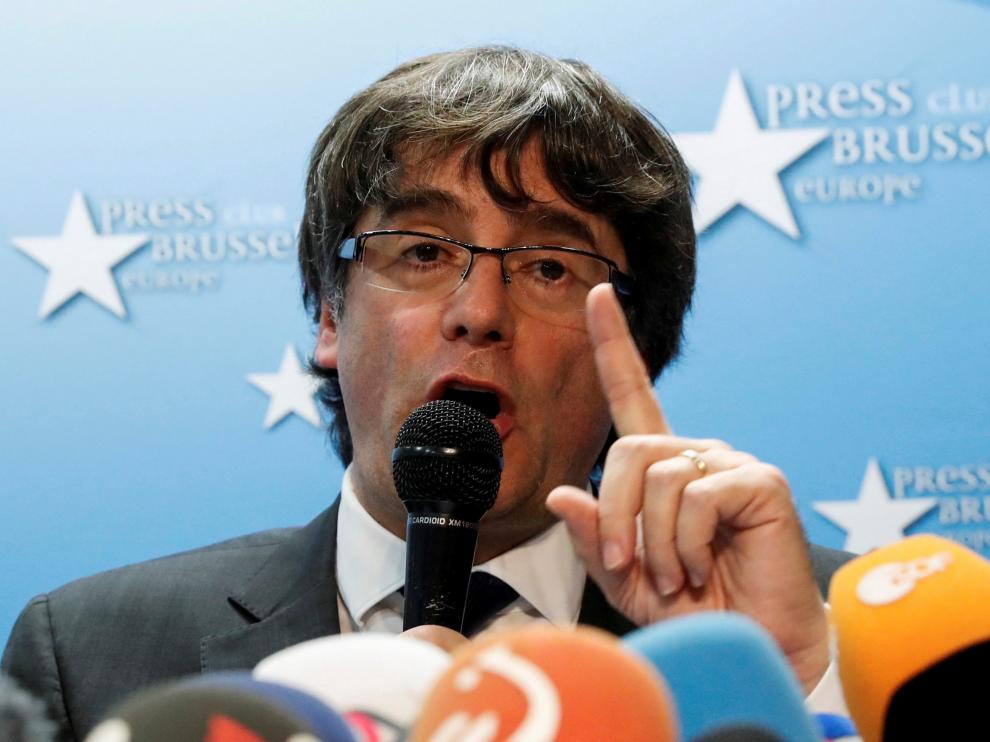 Puigdemont atendiendo a los medios de comunicación en Bruselas