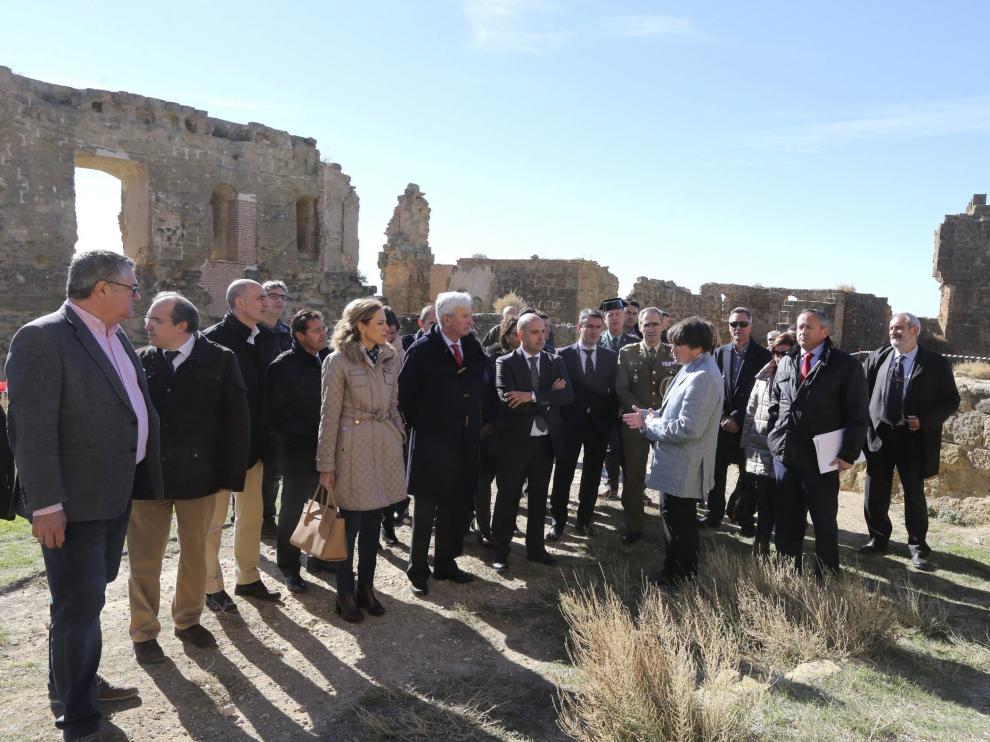 La firma de la encomienda congregó en el castillo a numerosas autoridades.