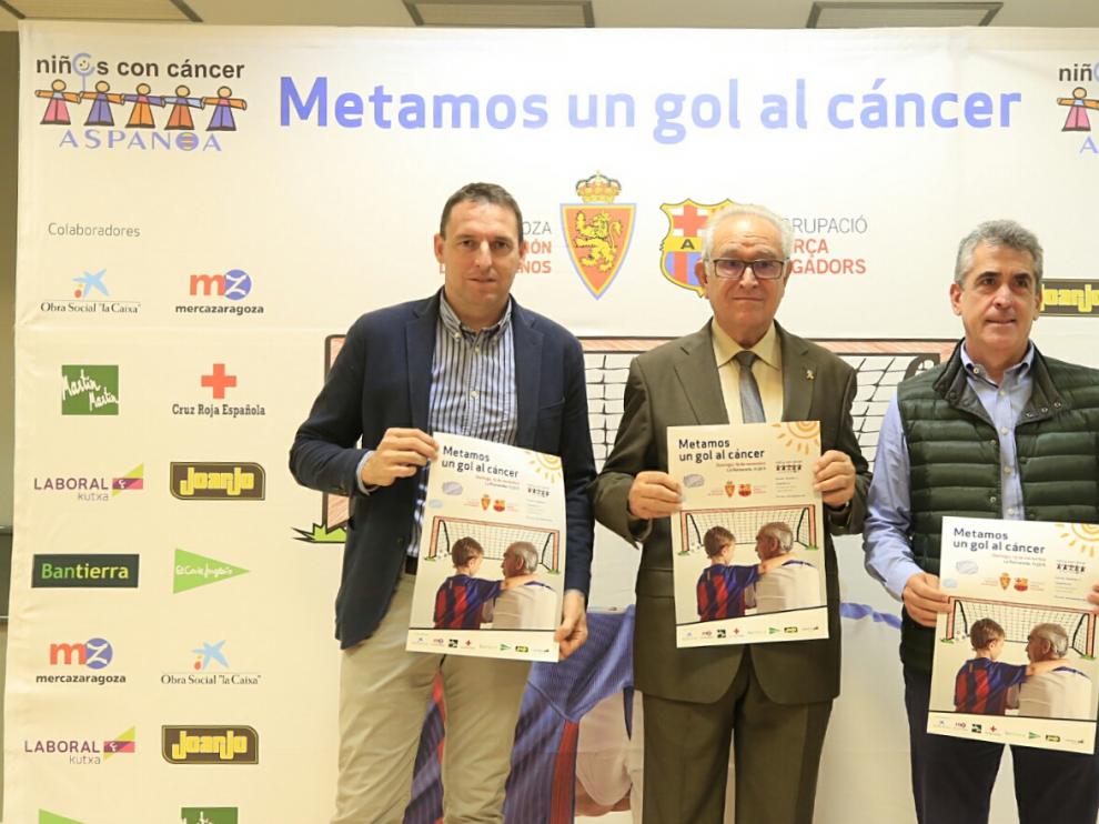 Luis Carlos Cuartero (Real Zaragoza), Miguel Casaus (Aspanoa) y Jesús Glaría (Veteranos Real Zaragoza), en la presentación del partido de Aspanoa.