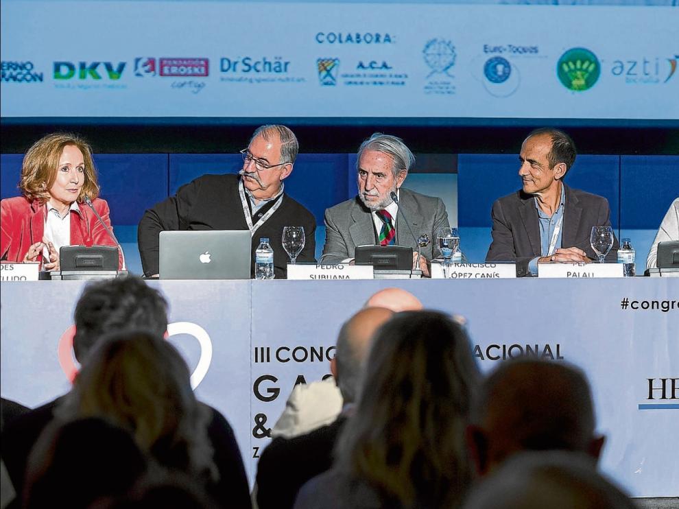 Lourdes Plana, Pedro Subijana, Francisco López, Pep Palau y Roser Torres participaron ayer en una mesa redonda.