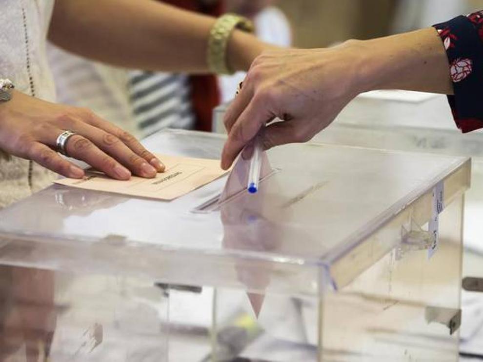 Una persona votando.