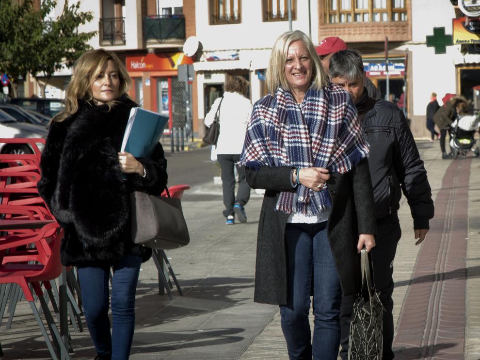 La alcaldesa, Rosario Cabrera en el centro, junto a su abogada, ayer en La Almunia.