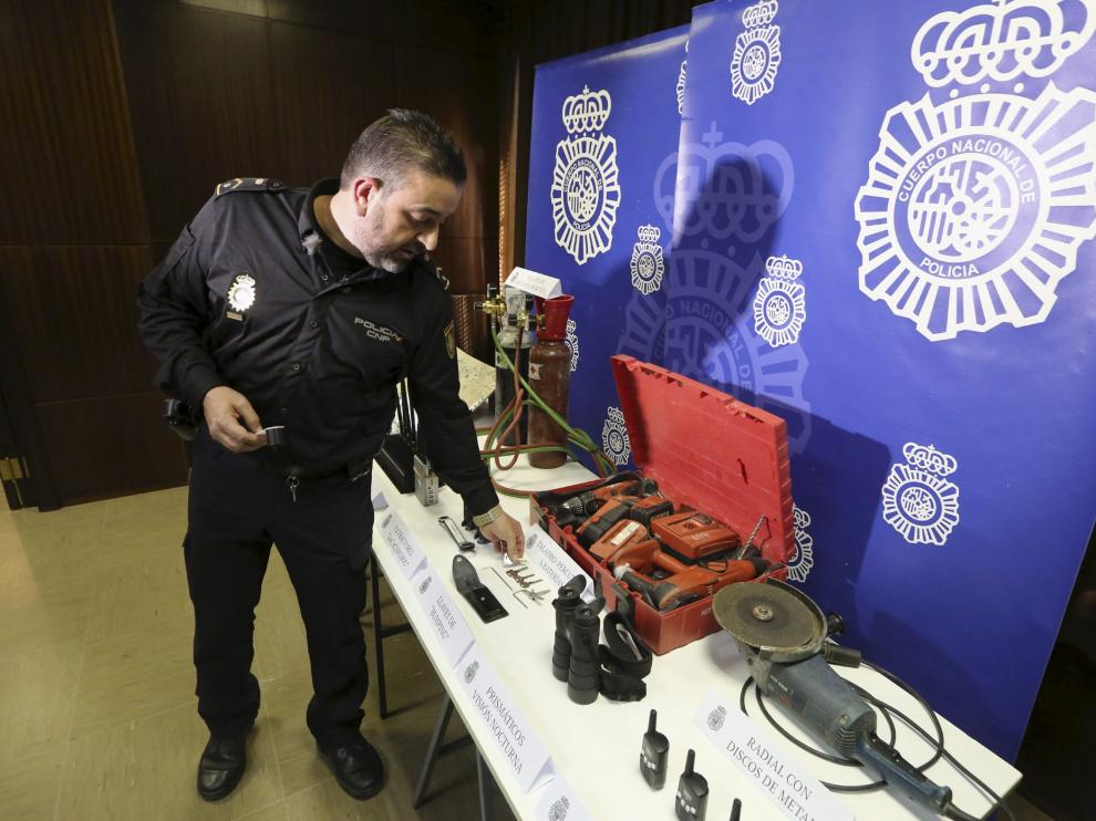 El subinspector Sergio Lacasa muestra las herramientas encontradas a los detenidos.