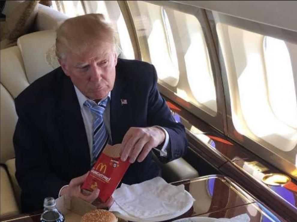 Donald Trump comiendo McDonald's durante su campaña electoral.