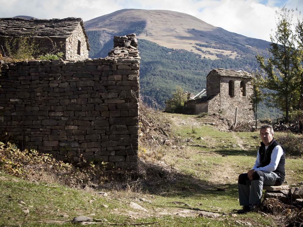Antonio Sanz en el centro de Ayerbe de Broto.