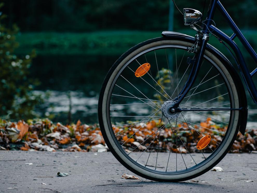 Foto de archivo de una rueda de una bicicleta.
