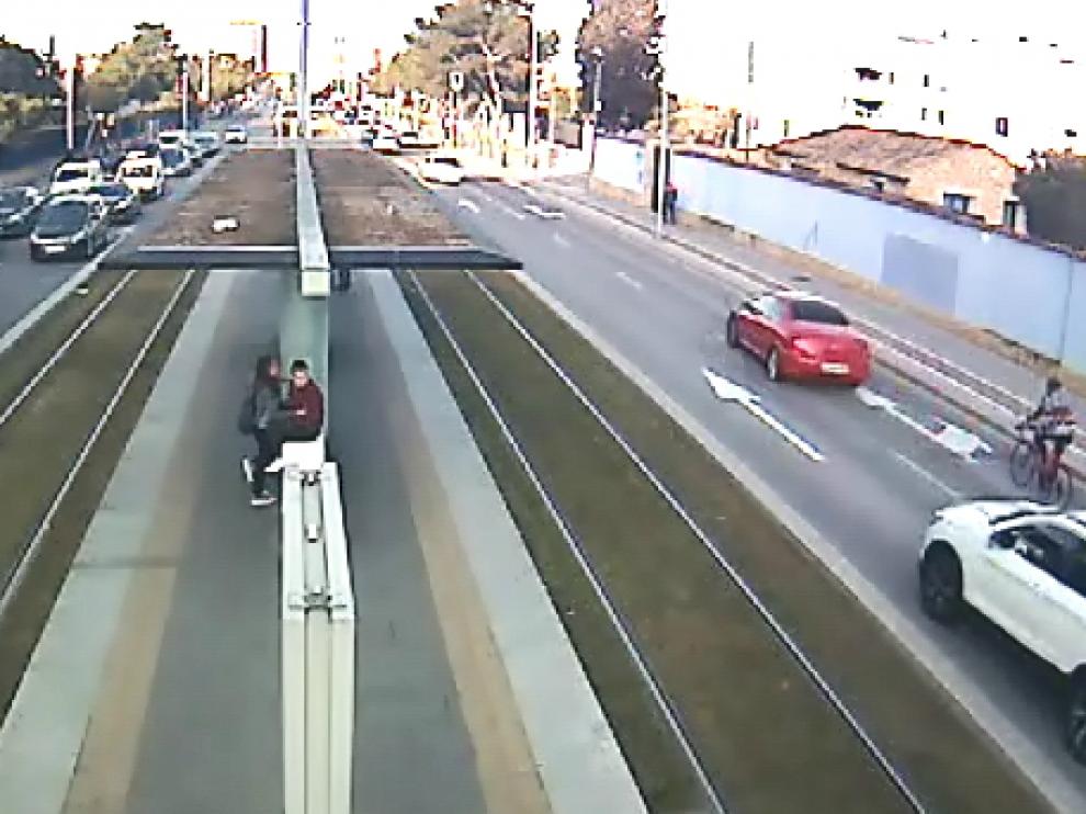 El acusado conducía el vehículo rojo que circula por delante del ciclista y que en un momento dado frenó de forma brusca en Vïa Ibérica.