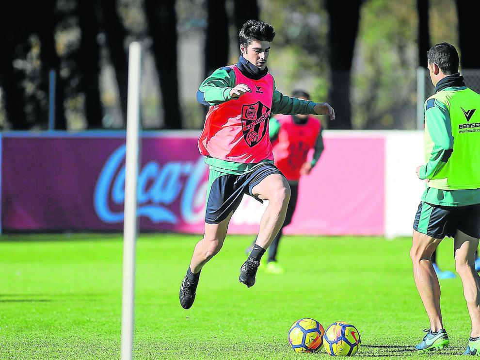 Gonzalo Melero en un ejercicio en el campo de entrenamiento en el IES Pirámide.