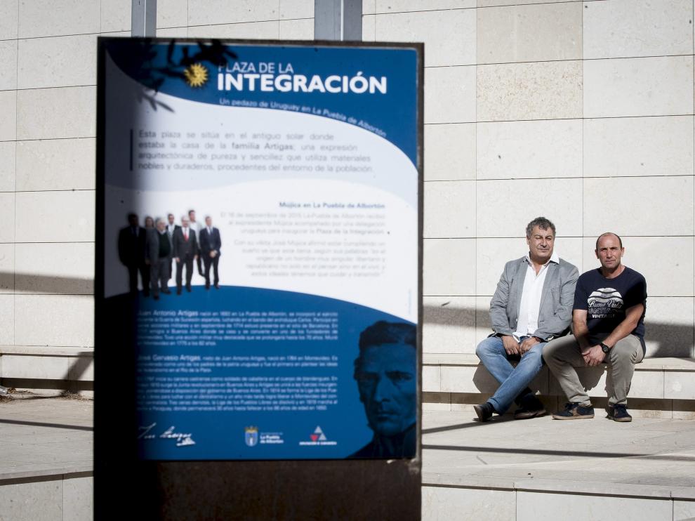Jesús Naval y Sergio Artigas, en la muy uruguaya plaza de la Integración de La Puebla de Albortón.