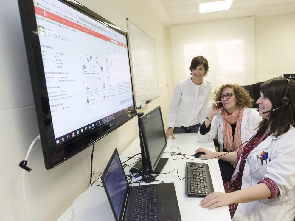 Ana Villalba, consultora del programa, María Pilar Martín, de ESAD, e Irene Aznar, enfermera